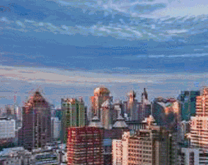 可以看到图片相接的地方有很明显的缝隙，而天空和地面也会有变形。