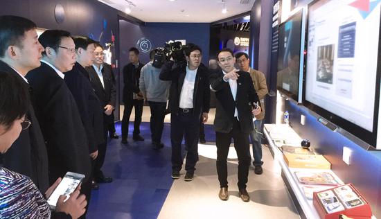 周志颖向江苏省委书记娄勤俭等省领导进行科技创新成果汇报展示